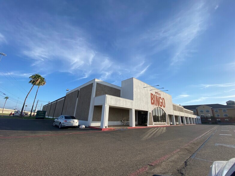 More Photos Of 320 W Village Blvd, Laredo Department Store For Lease