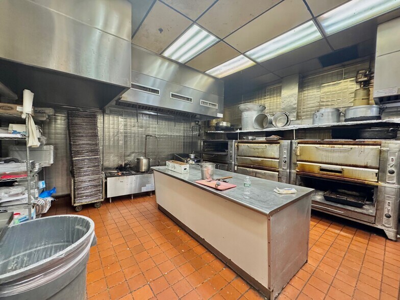 More Photos Of 560 Franklin Ave, Franklin Square Freestanding For Sale