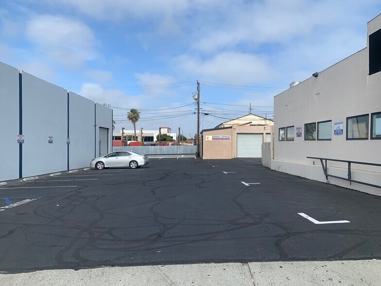 More Photos Of 1813-1829 Redondo Ave, Signal Hill Warehouse For Lease