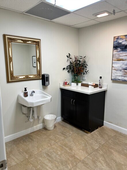 More Photos Of 3035 E Commercial Blvd, Fort Lauderdale Medical For Sale
