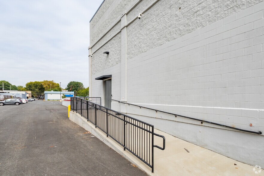 More Photos Of 2530 Hylan Blvd, Staten Island Storefront Retail Office For Lease