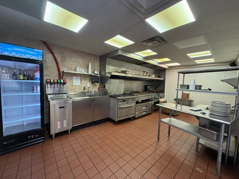 More Photos Of 1297 Fort St, Wyandotte Restaurant For Sale