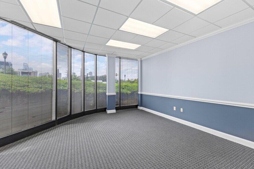 More Photos Of 741 Kenilworth Ave, Charlotte Office For Sale