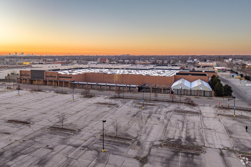 More Photos Of 5825 W Hope Ave, Milwaukee General Retail For Lease