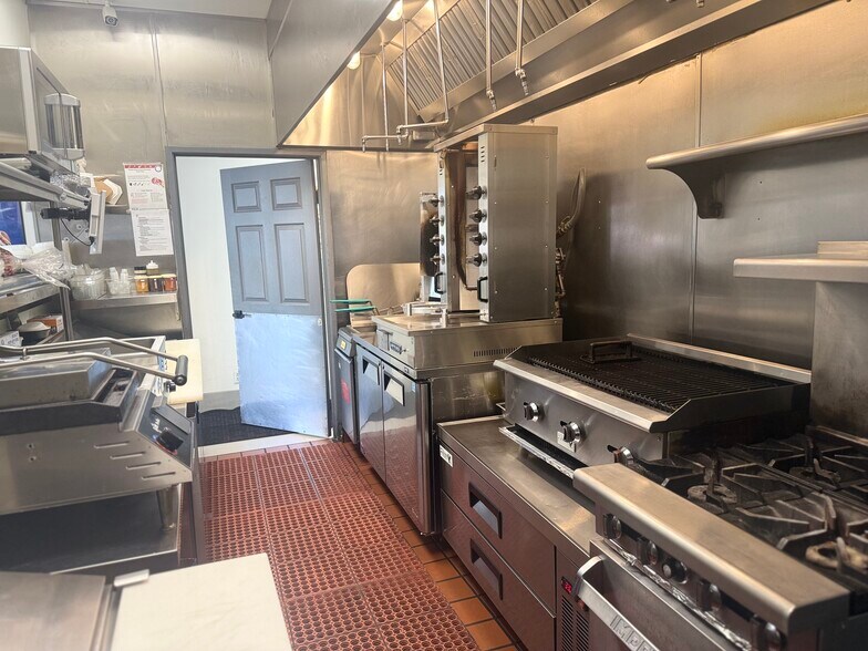 More Photos Of 1910 Village Center Cir, Las Vegas Freestanding For Lease