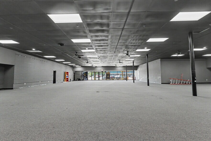 More Photos Of 312 E Main St, Grand Prairie Showroom For Lease