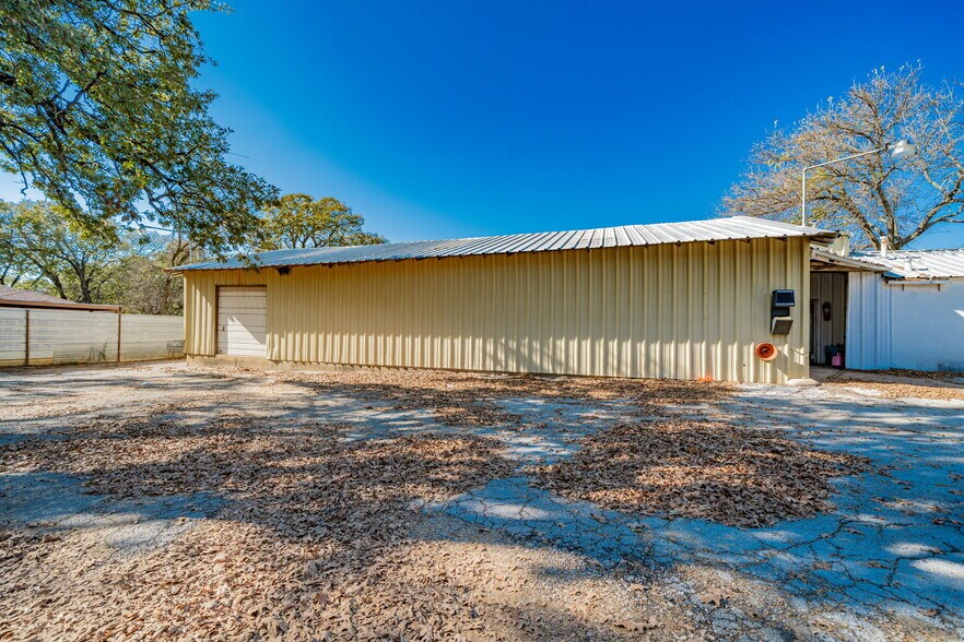 More Photos Of 12540 C F Hawn Fwy, Dallas Warehouse For Lease