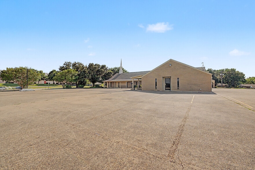 More Photos Of 2111 Skyline Dr, Mesquite Religious Facility For Sale