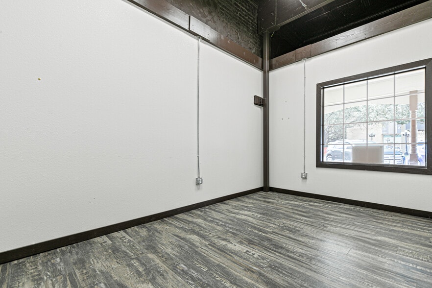 More Photos Of 106 W Grove St, Kaufman Freestanding For Lease