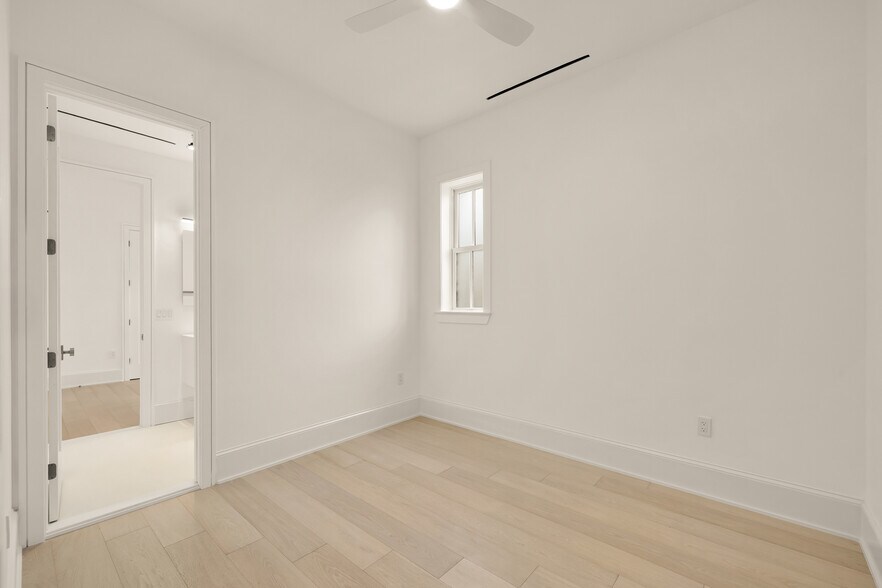 More Photos Of 329 8th St NE, Washington Office For Sale