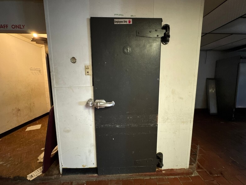 More Photos Of 520 W Broadway, Seminole Flex For Sale
