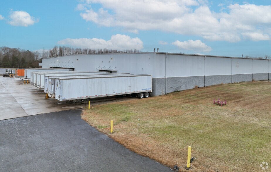 More Photos Of 647 Hargrave Rd, Lexington Warehouse For Lease