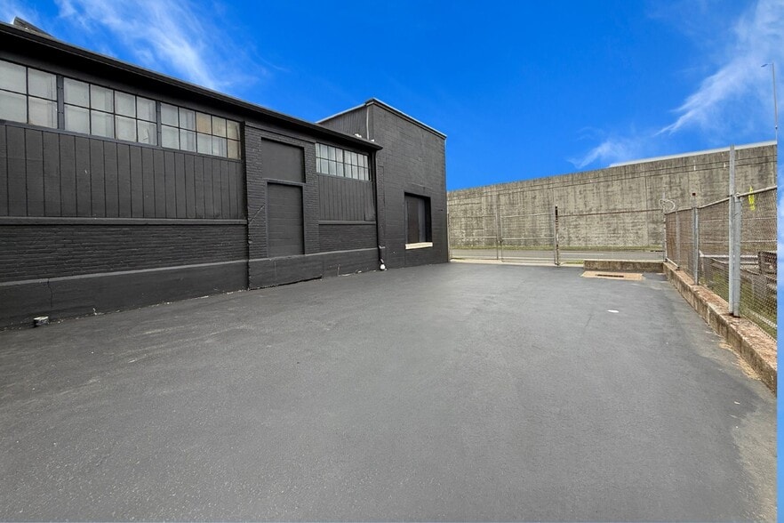 More Photos Of 1155 Railroad Ave, Bridgeport Showroom For Sale