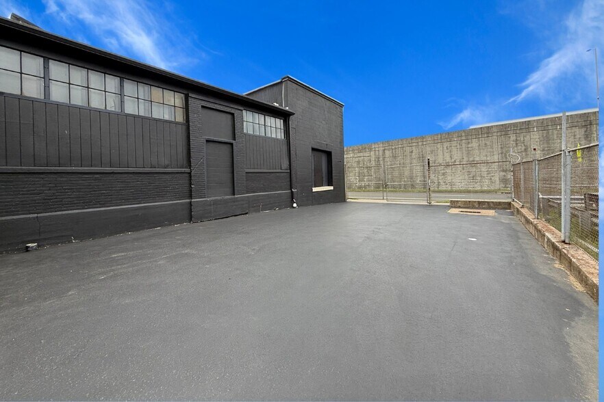 More Photos Of 1155 Railroad Ave, Bridgeport Showroom For Sale