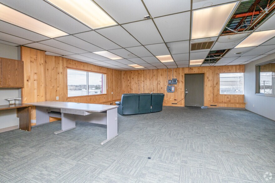 More Photos Of 1515 Ellis St, Waukesha Manufacturing For Lease