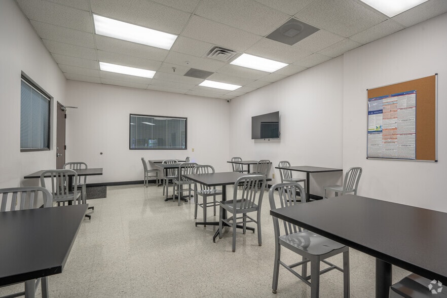 More Photos Of 7250 W 43rd St, Houston Warehouse For Lease