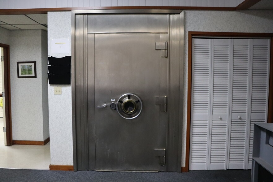 More Photos Of 940 Deltona Blvd, Deltona Bank For Sale