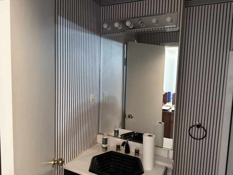 More Photos Of 235 Saratoga Rd, Schenectady Office For Sale