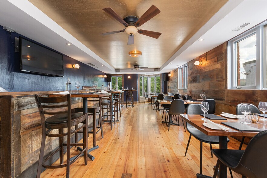 More Photos Of 268 Preston St, Ottawa Storefront For Sale