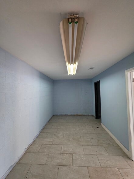 More Photos Of 1071 Waveland Ave, Franklin Park Warehouse For Sale