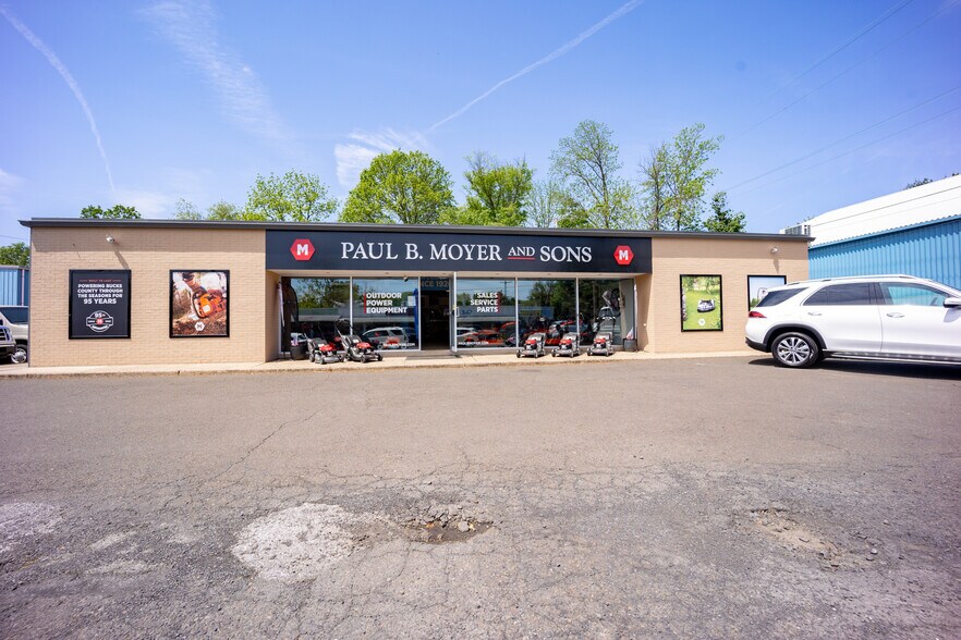 More Photos Of 180-190 S Clinton St, Doylestown Showroom For Sale