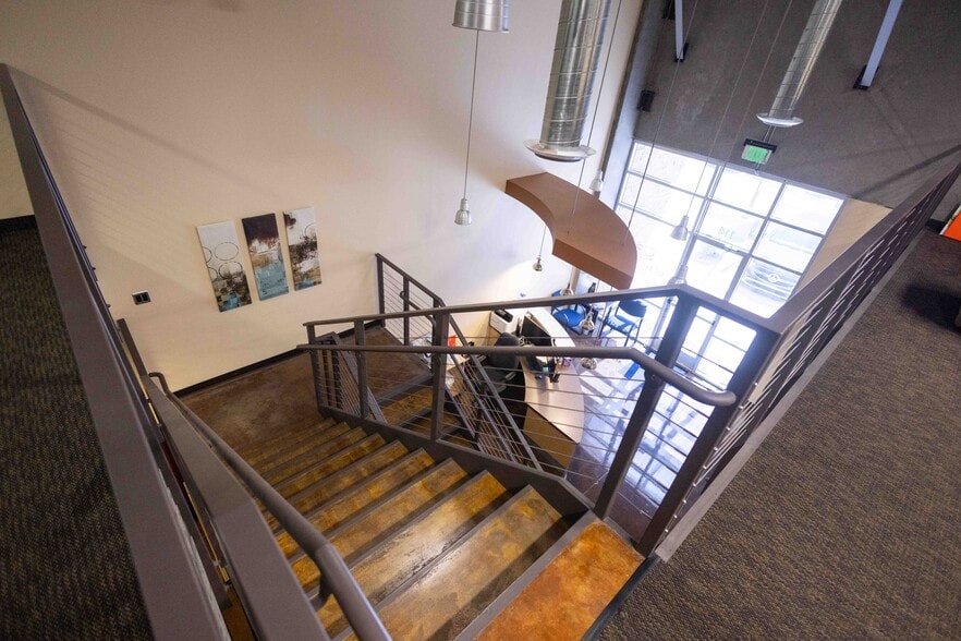 More Photos Of 2222 W Parkside Ln, Phoenix Light Manufacturing For Sale