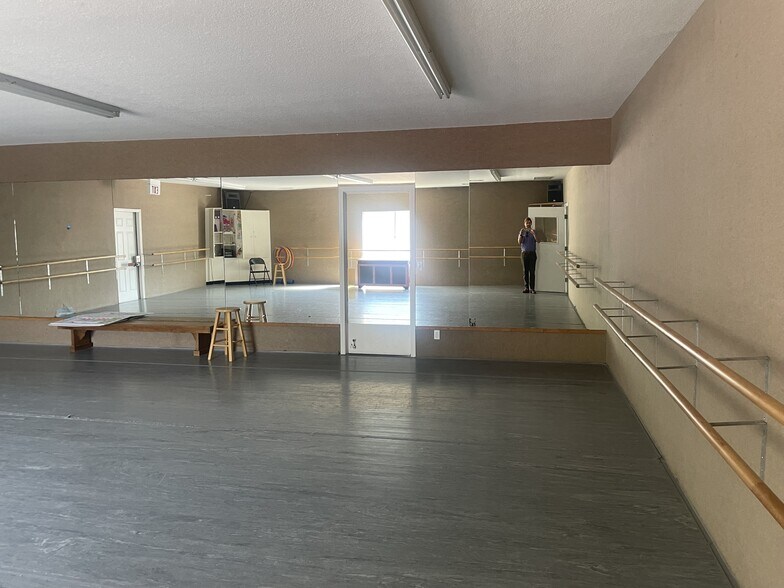 More Photos Of 1105 Walnut Dr, Ardmore General Retail For Sale