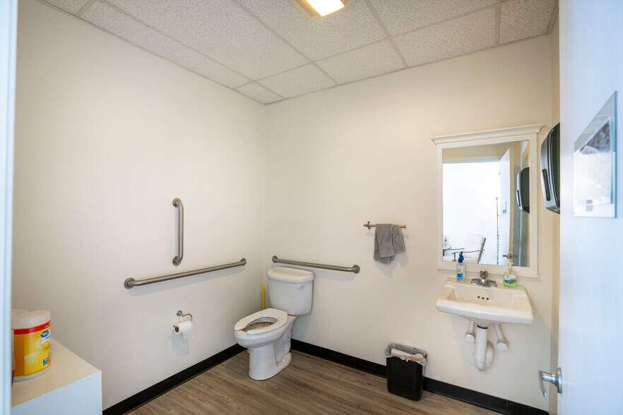 More Photos Of 3340 E Pleasant Valley Blvd, Altoona Freestanding For Sale