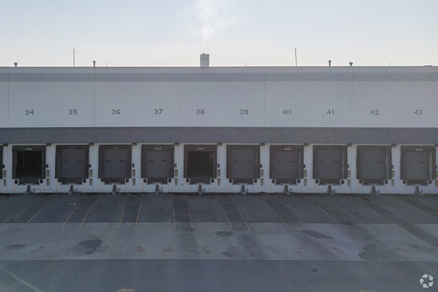 More Photos Of 18111 Blundell Rd, Richmond Distribution For Lease
