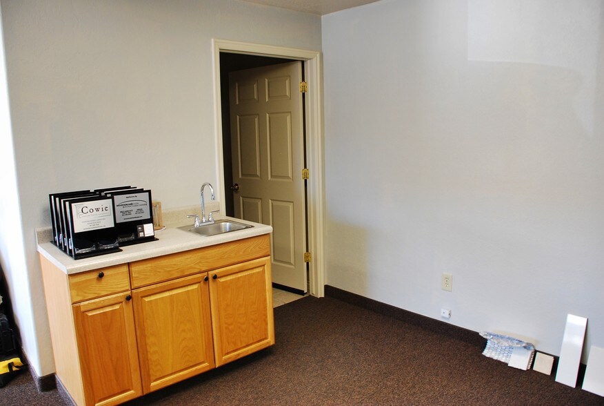 More Photos Of 1455-1463 W Center St, Orem Showroom For Lease