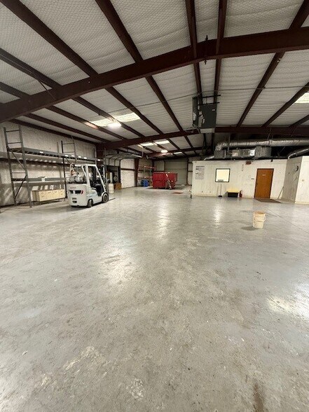 More Photos Of 103 Industrial Dr, Waxahachie Warehouse For Lease