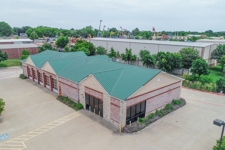 More Photos Of 1661 S Main St, Keller Freestanding For Sale