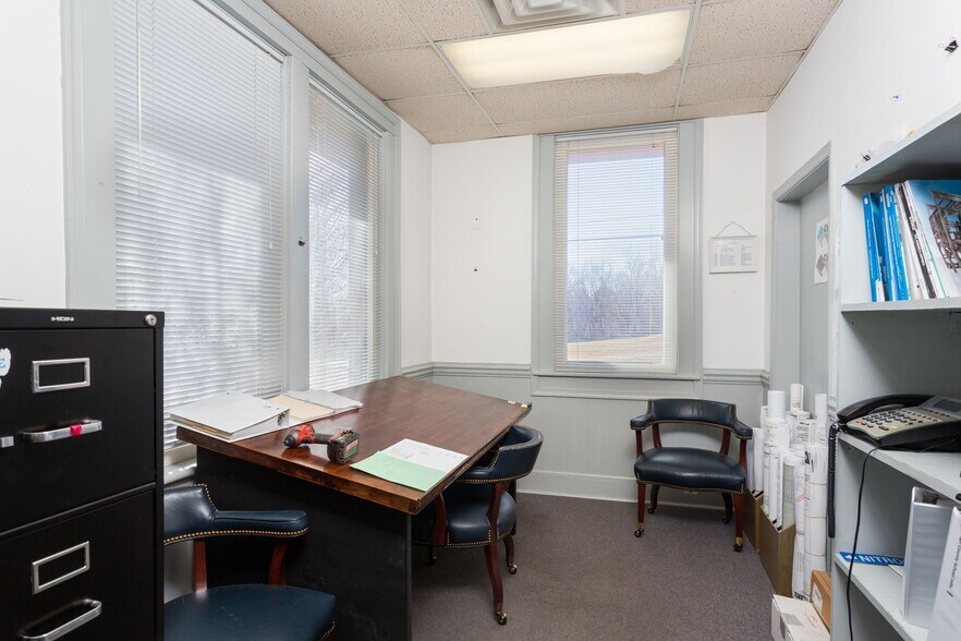 More Photos Of 710 4th St, Shenandoah Warehouse For Sale