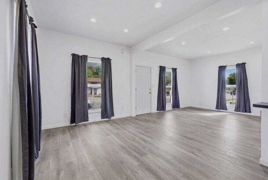 More Photos Of 307 E 23rd St S, Independence Office For Sale