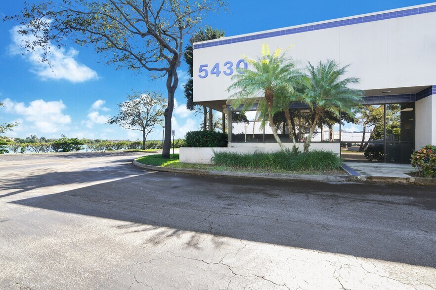 More Photos Of 5410-5430 NW 33rd Ave, Fort Lauderdale Unknown For Lease