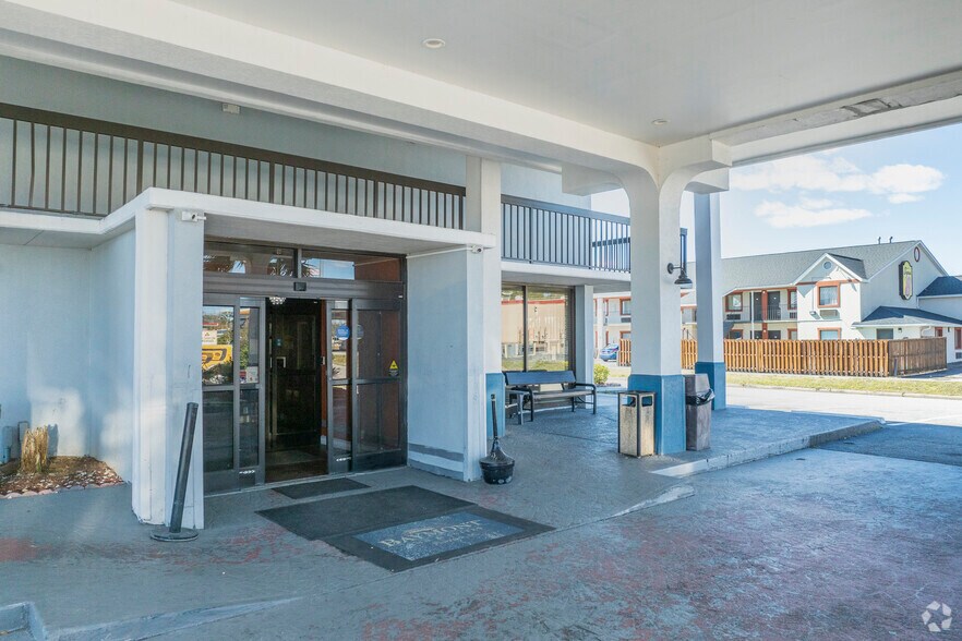 More Photos Of 1826 W Lucas St, Florence Hospitality For Sale