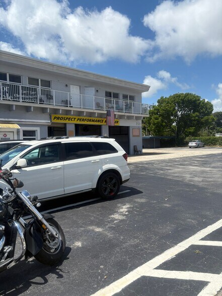 More Photos Of 250 NE 44th St, Oakland Park Auto Repair For Sale