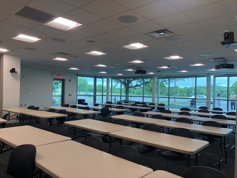 More Photos Of 850 Greenfield Rd, Lancaster Schools For Lease