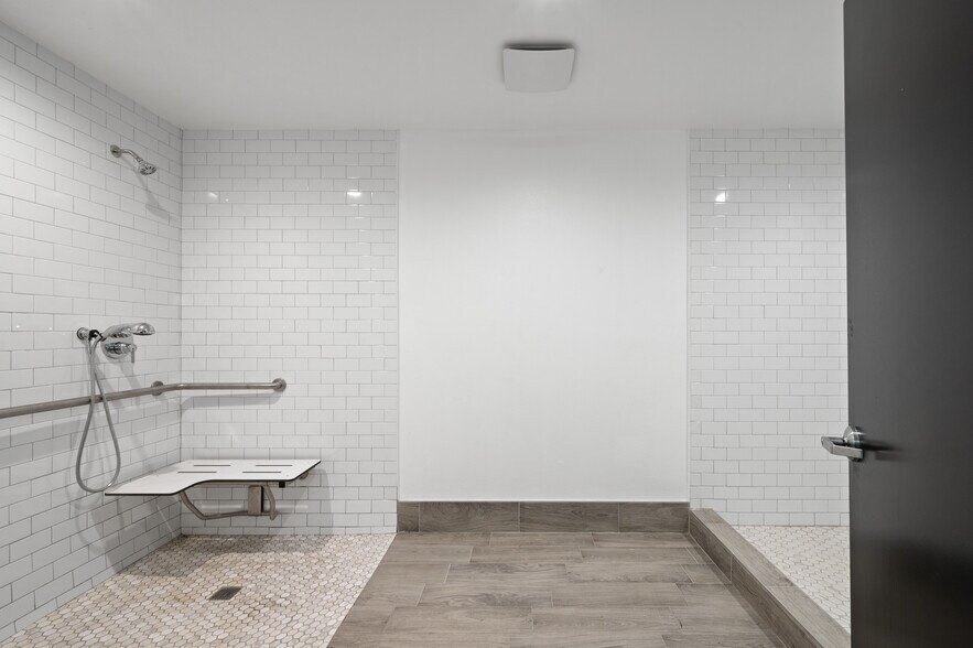 More Photos Of 800 E Dyer Rd, Santa Ana Showroom For Sale