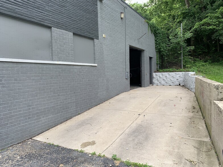More Photos Of 2284 Quebec Rd, Cincinnati Flex For Lease