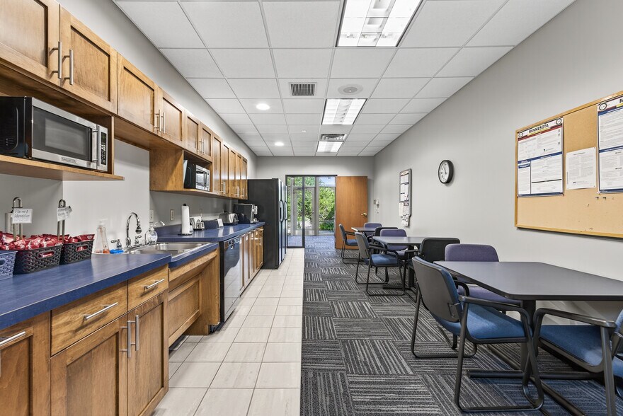 More Photos Of 5505 Cottonwood Ln, Prior Lake Office For Sale