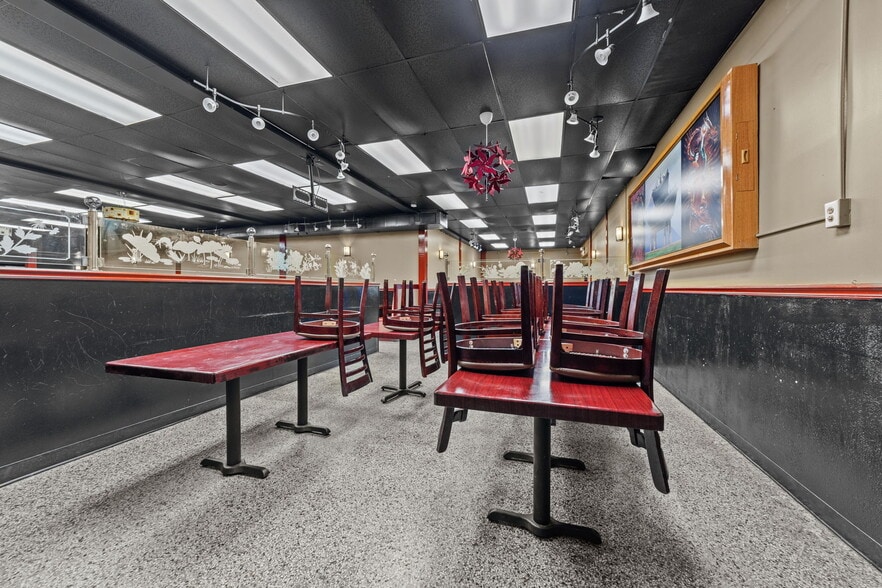 More Photos Of 607 S Main St, King Department Store For Lease