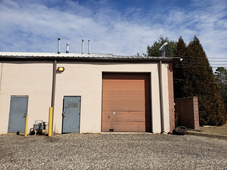 More Photos Of 301-321 Pinedge Dr, Berlin Unknown For Lease