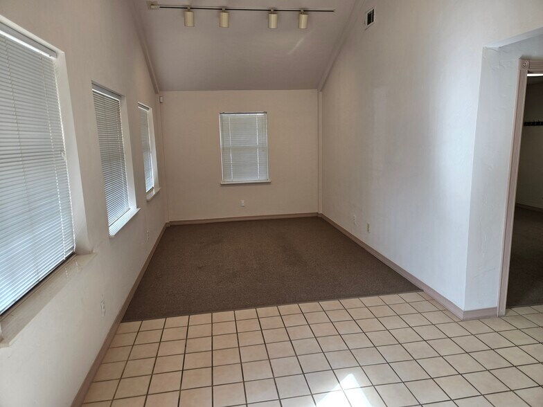 More Photos Of 318 W Highland St, Shawnee Office For Sale