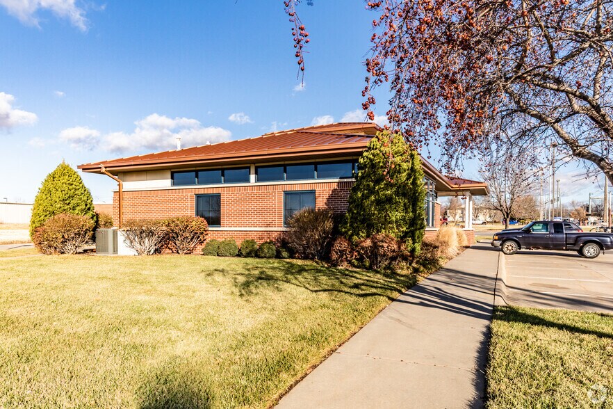 More Photos Of 2321 Harper St, Lawrence Bank For Sale