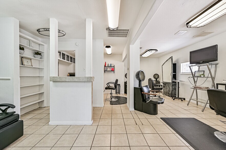 More Photos Of 5001 Luella Ave, Deer Park Office For Sale