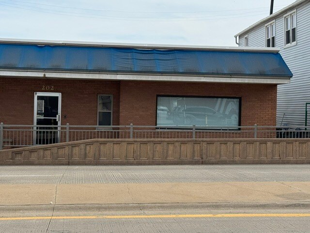 More Photos Of 202 S Bridge St, Yorkville Storefront For Sale
