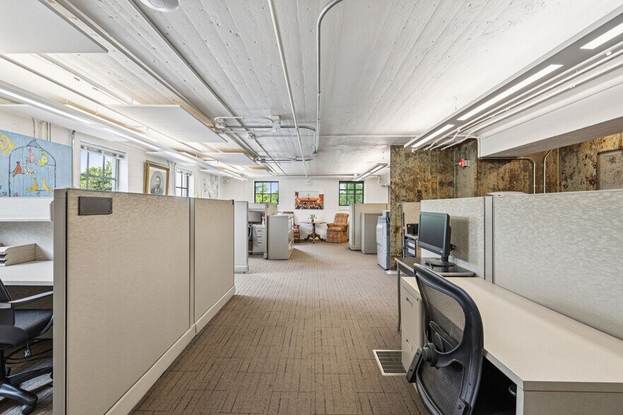 More Photos Of 112 Bridge St, Franklin Office For Sale