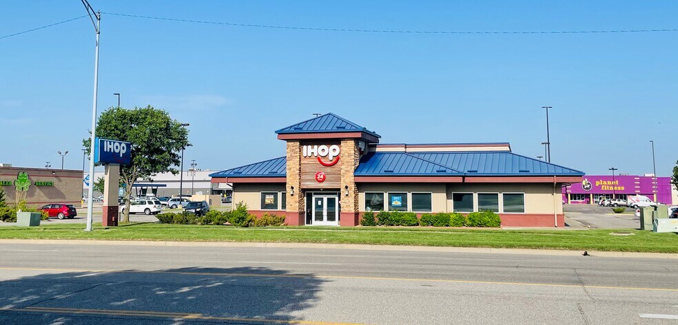Primary Photo Of 3505 N Rock Rd, Wichita Restaurant For Lease