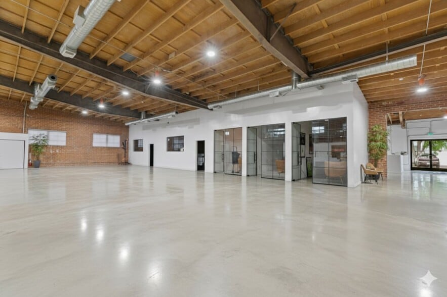 More Photos Of 1604 Venice Blvd, Los Angeles Showroom For Lease